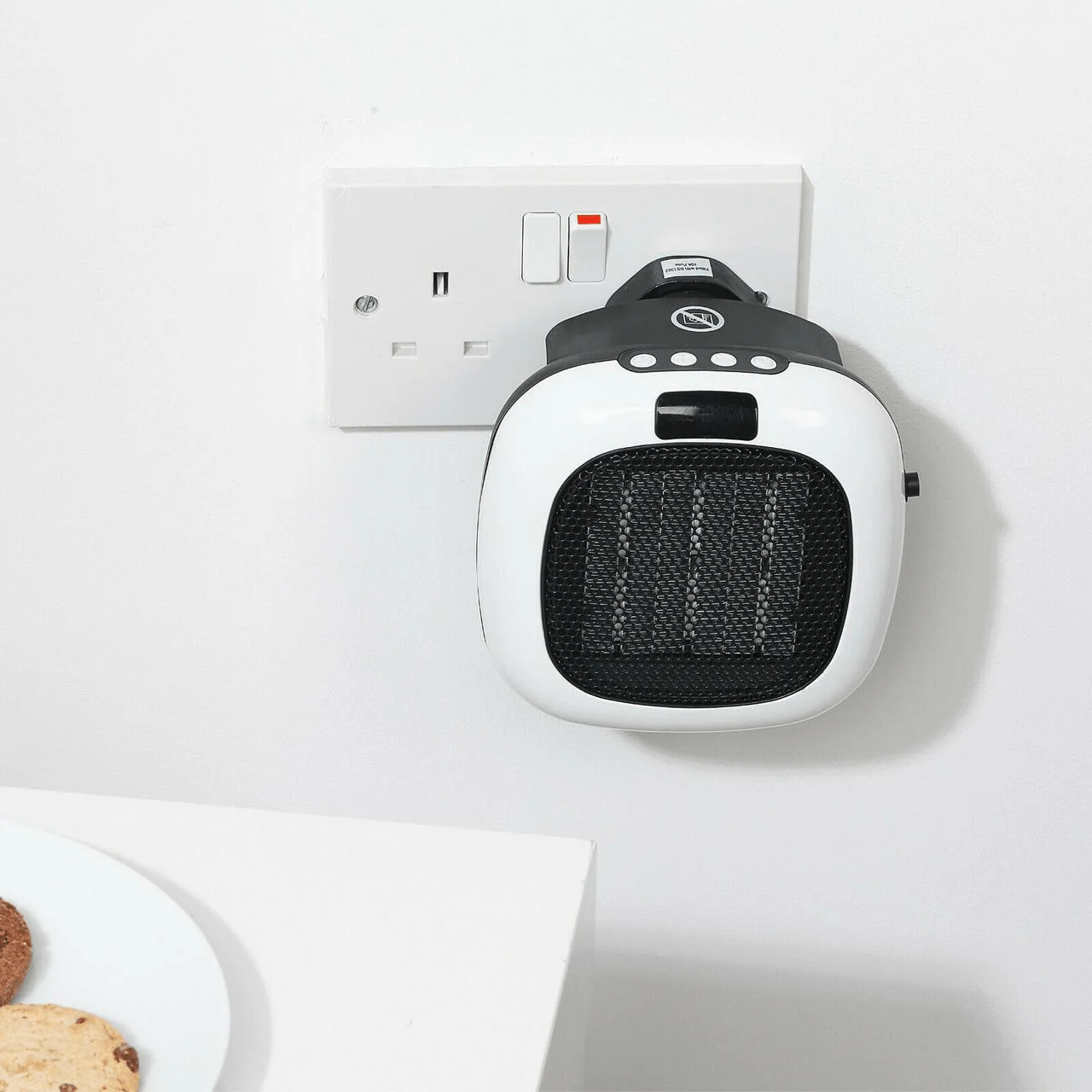Beldray 700w Handy Plug-In Heater - Image 6