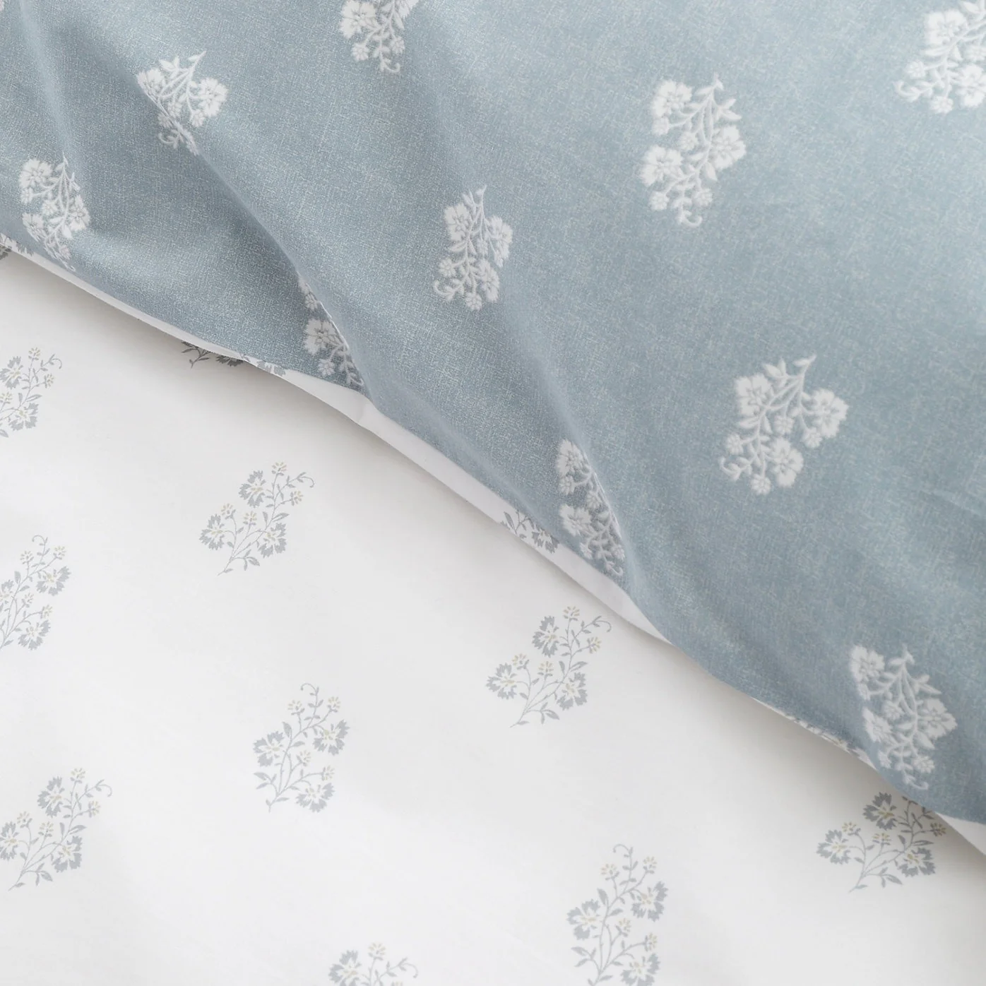 Bianca Esme Floral 200 Thread Count Cotton White/Blue Reversible Duvet Cover Set – Double - Image 5