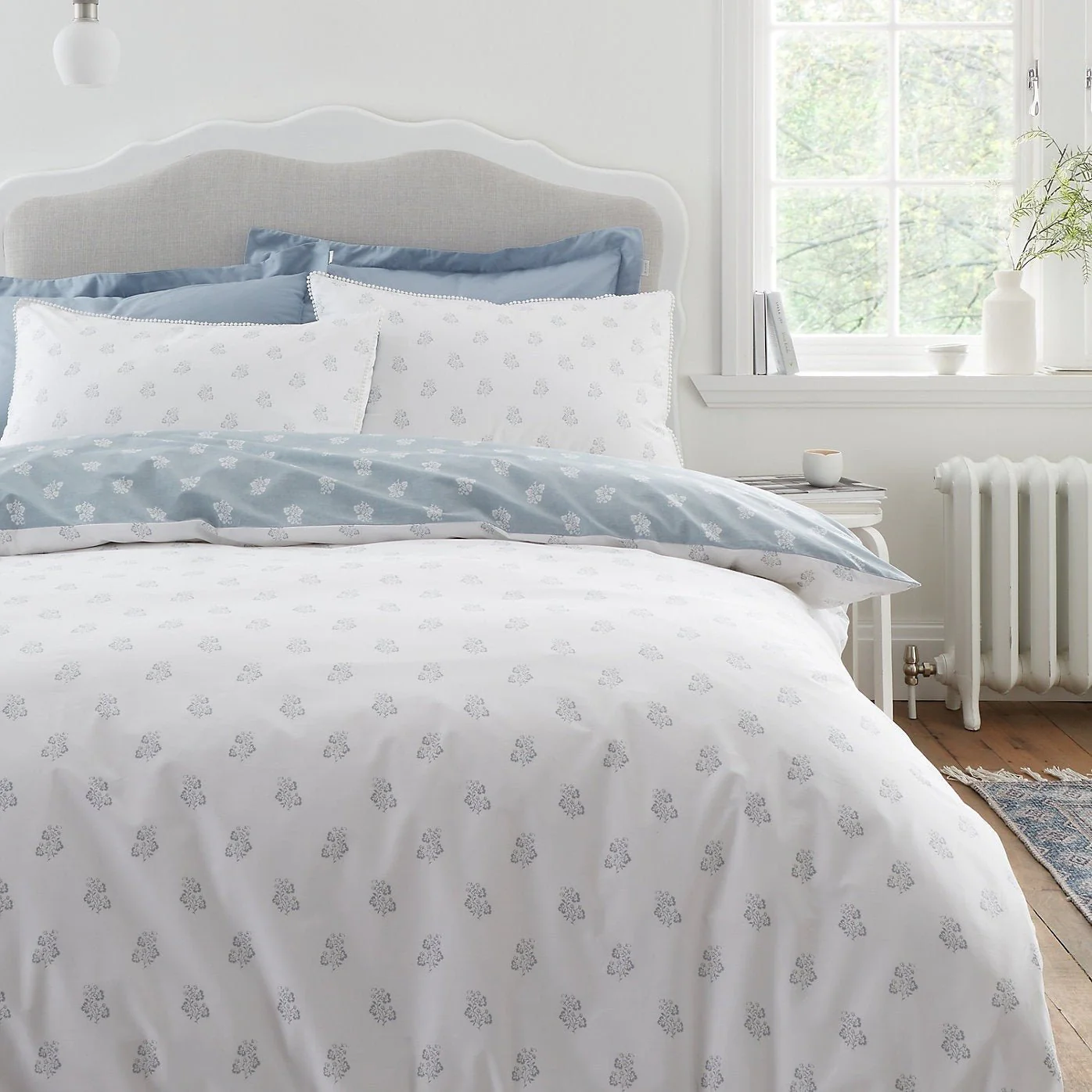 Bianca Esme Floral 200 Thread Count Cotton White/Blue Reversible Duvet Cover Set – King