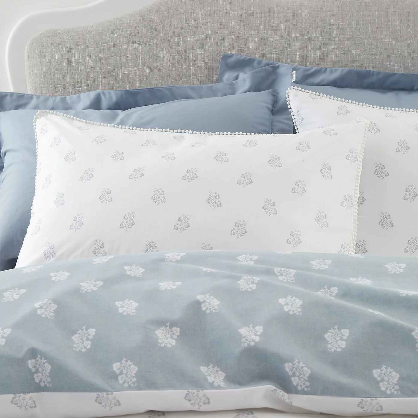 Bianca Esme Floral 200 Thread Count Cotton White/Blue Reversible Duvet Cover Set – King - Image 3