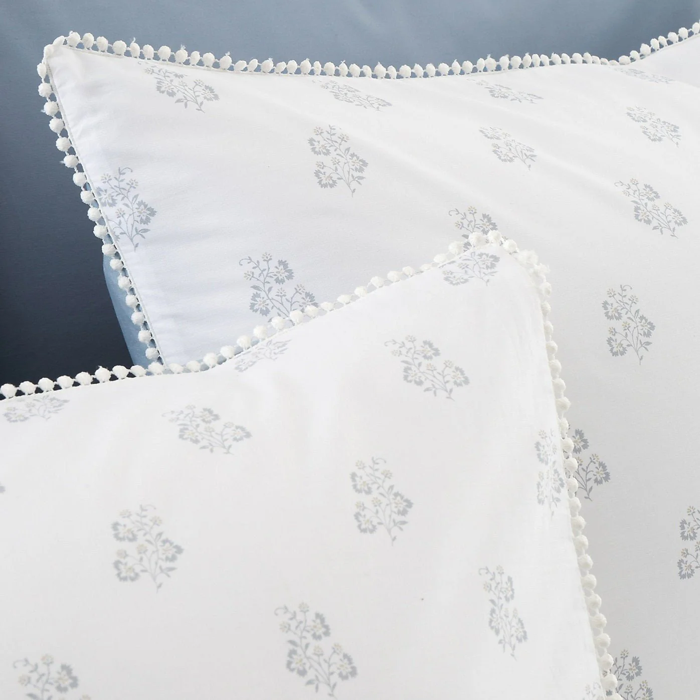 Bianca Esme Floral 200 Thread Count Cotton White/Blue Reversible Duvet Cover Set – King - Image 4