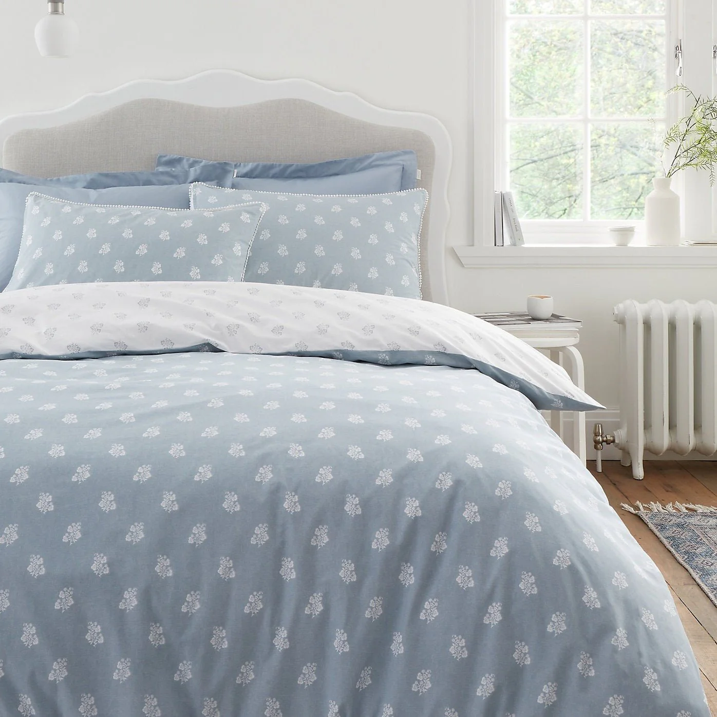 Bianca Esme Floral 200 Thread Count Cotton White/Blue Reversible Duvet Cover Set – Super King - Image 2