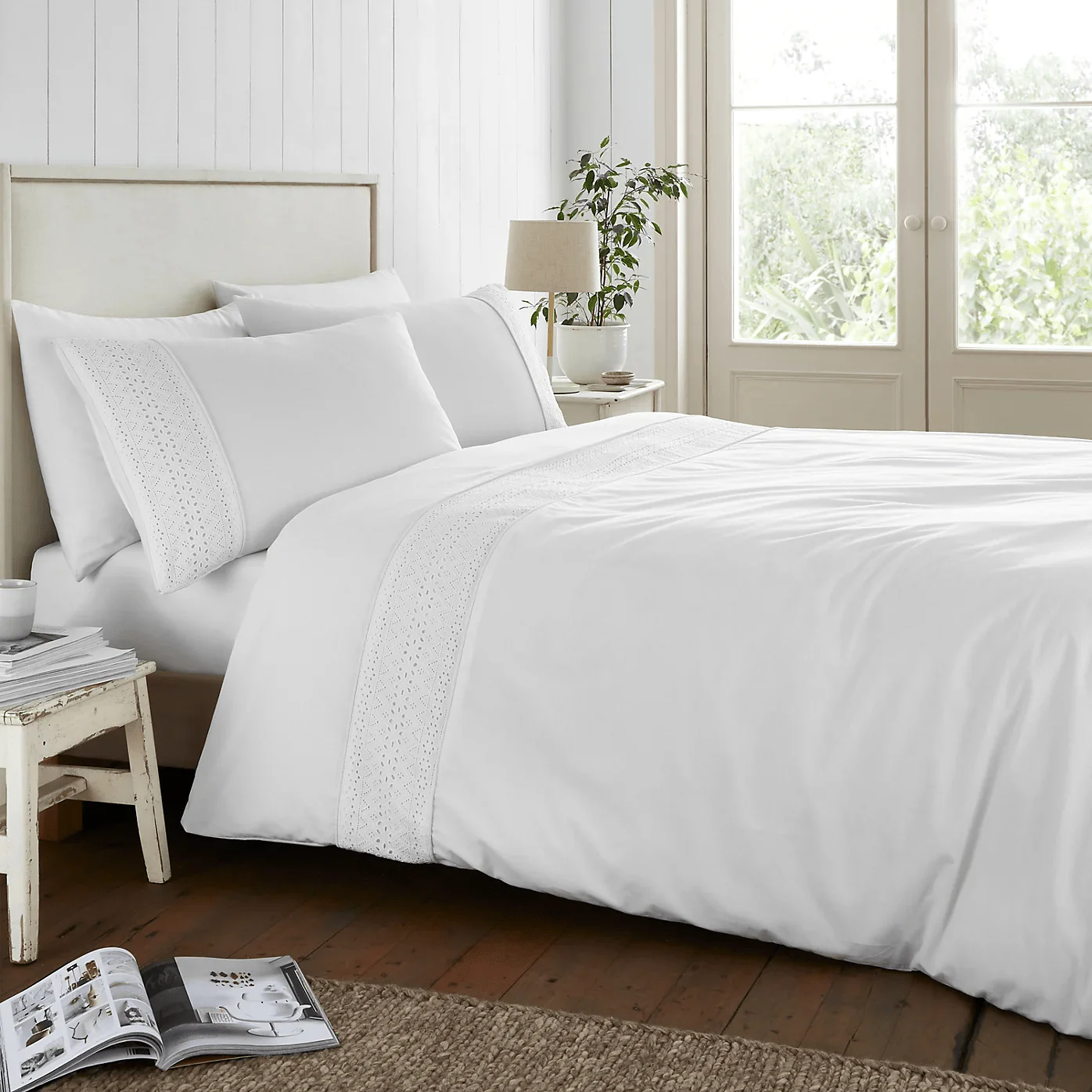Catherine Lansfield Broderie Anglaise White Duvet Cover Set - Kingsize