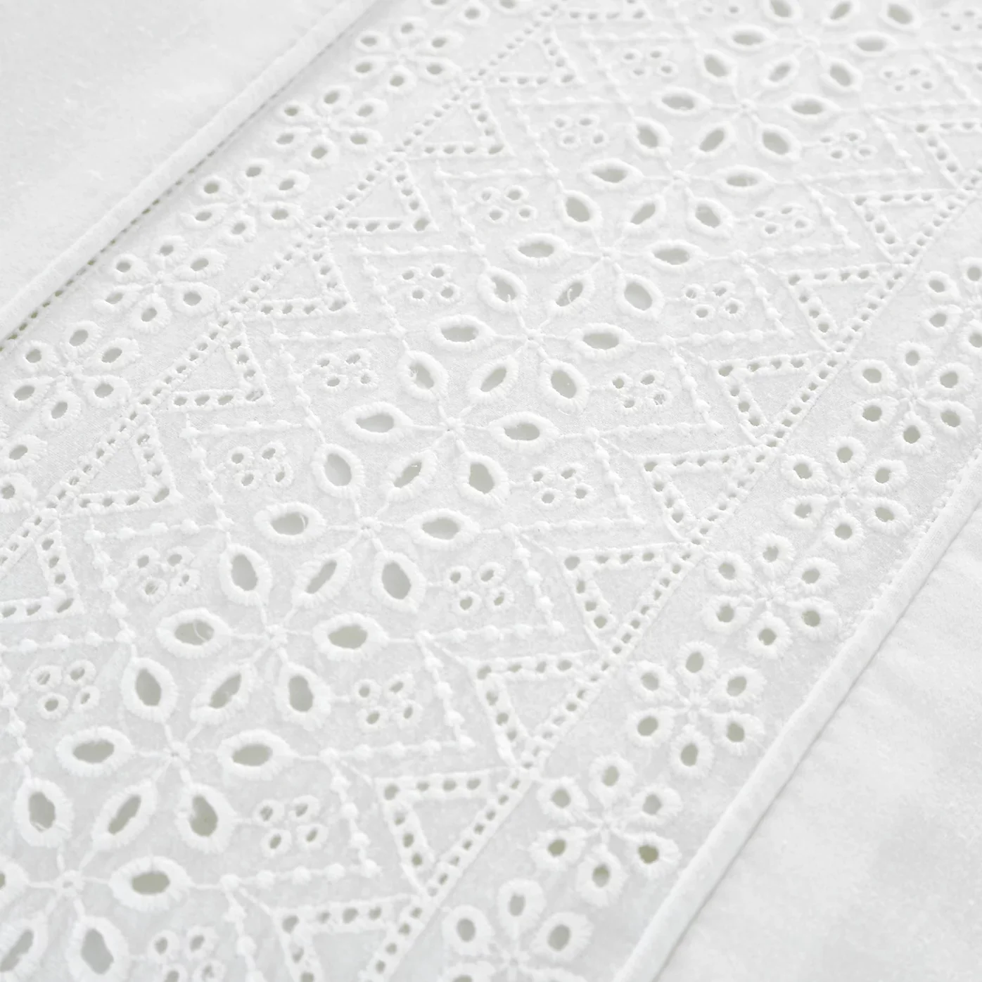 Catherine Lansfield Broderie Anglaise White Duvet Cover Set - Kingsize - Image 3