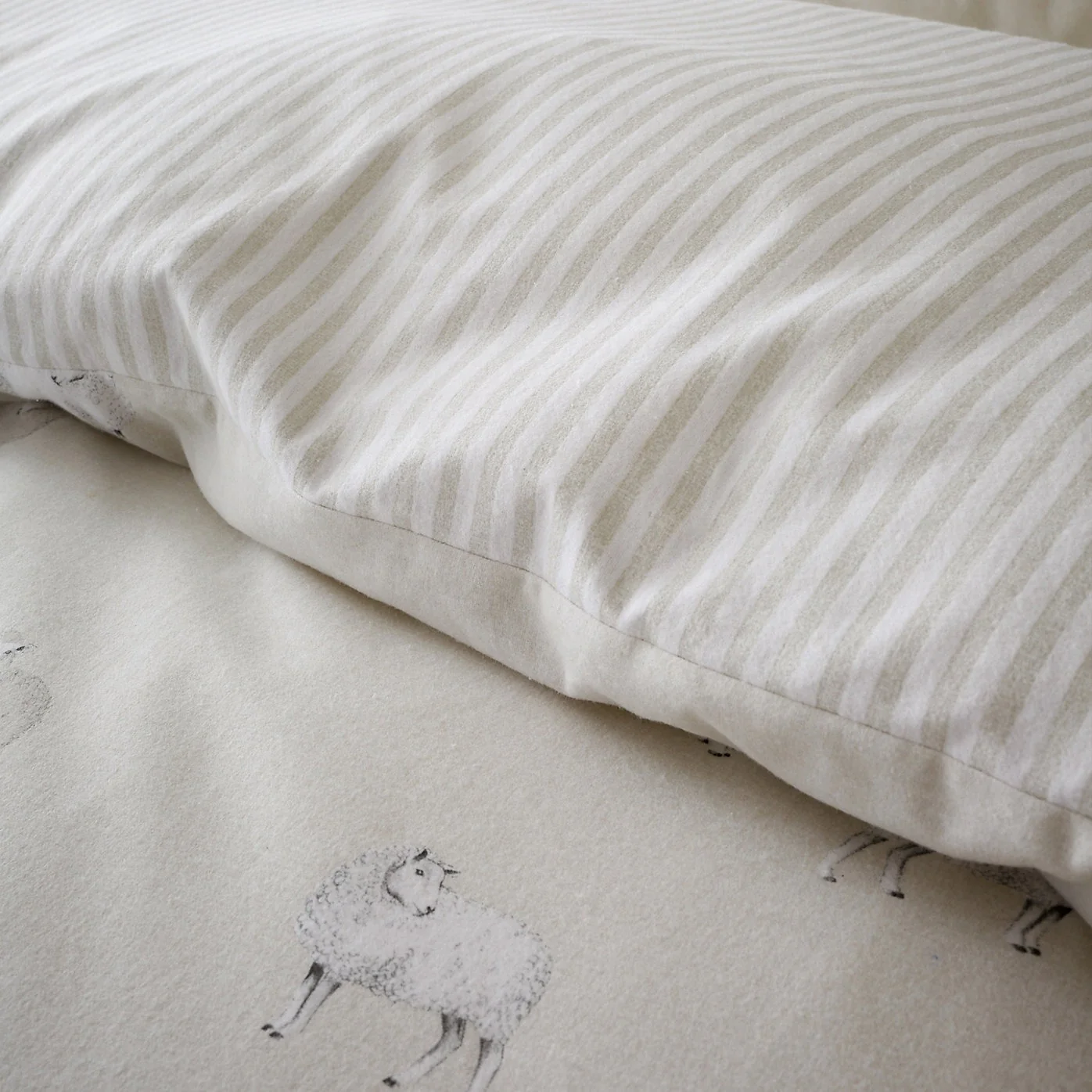 Catherine Lansfield Brushed Cotton Sheep Reversible Duvet Cover Set - Kingsize - Image 3