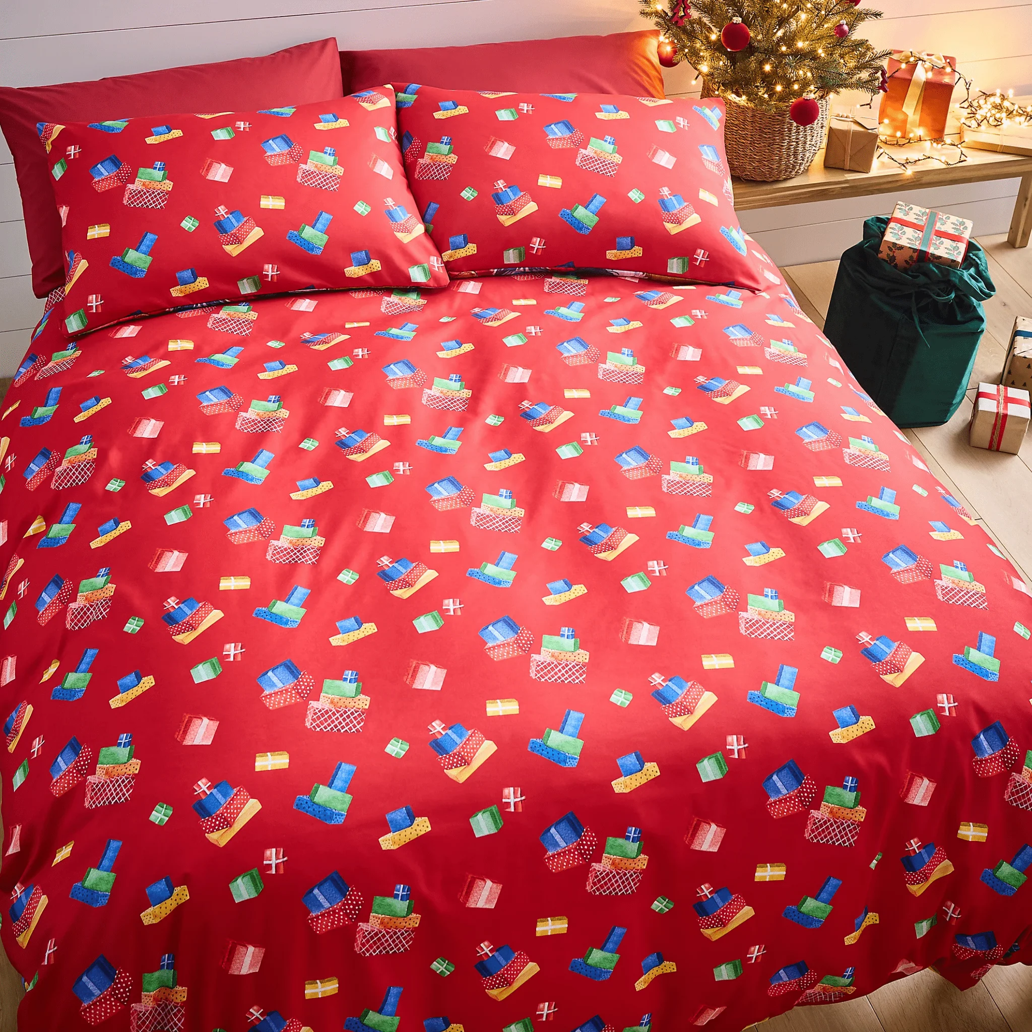 Catherine Lansfield Christmas Retro Santa Reversible Duvet Cover Set Single - Image 2