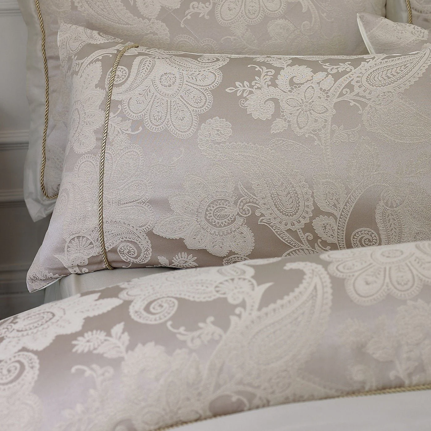 Catherine Lansfield Opulent Jacquard Duvet Set Champagne Gold - Superking - Image 2