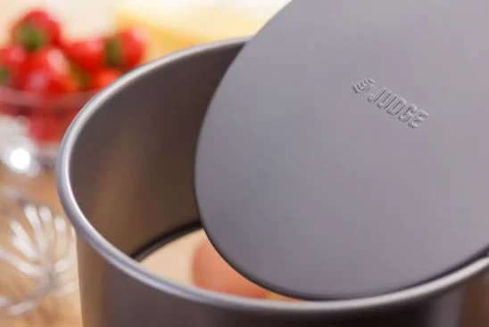 Judge Bakeware, 10"/25cm Round Cake Tin, Loose Base, Non-Stick - Image 2