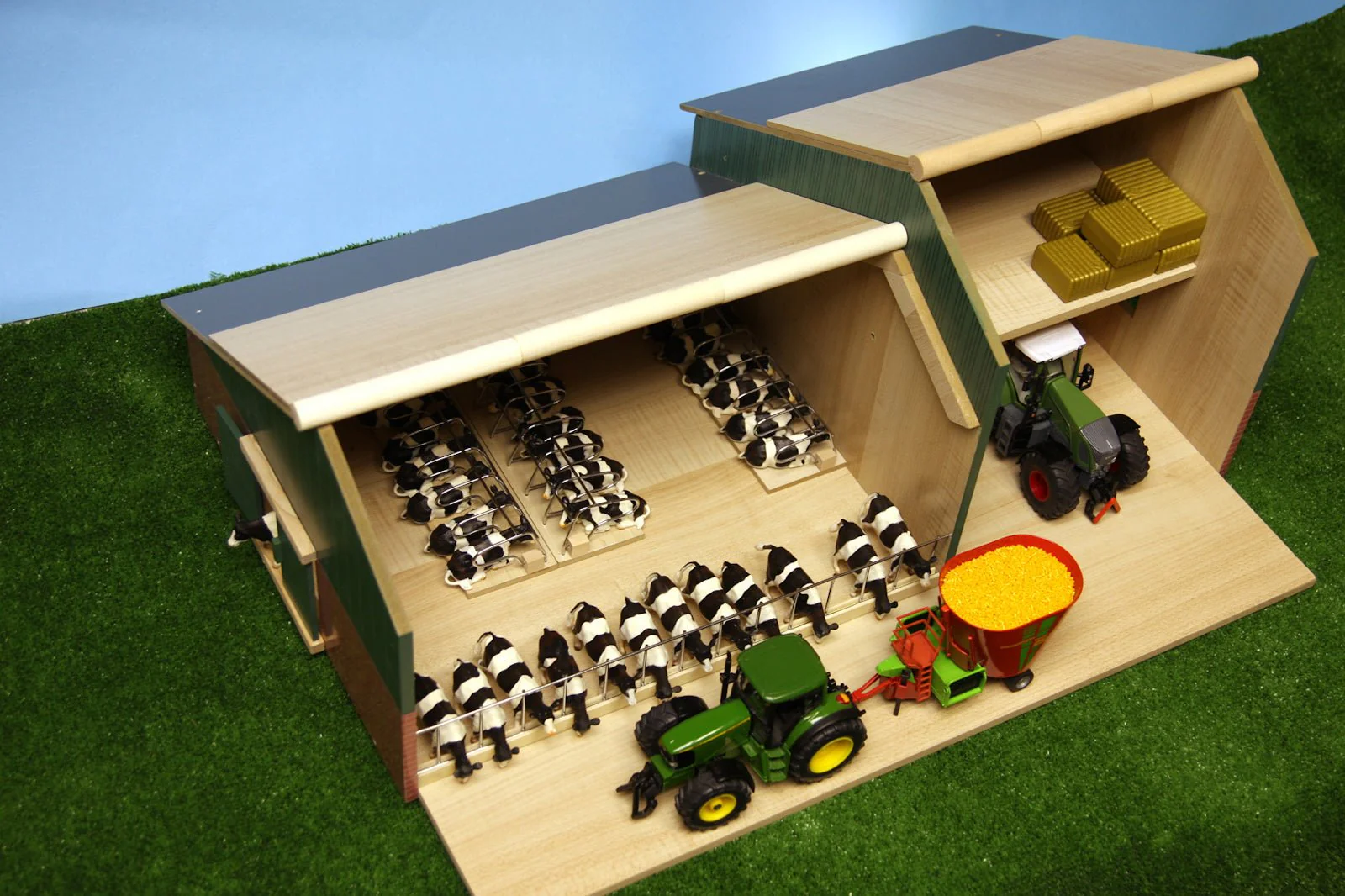 Kids Globe 1:32 Cattle & Machinery Shed