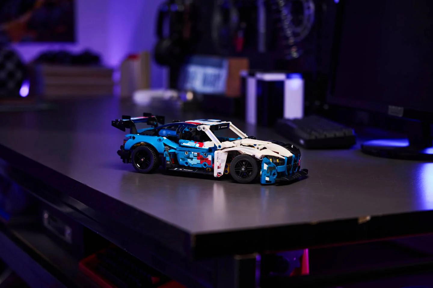 Lego 42226 Technic BMW M4 GT3 EVO Race Car - Image 5