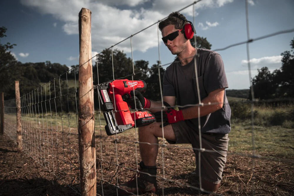 Milwaukee M18 FFUS-0 18V Fuel Fencing Stapler (Bare Unit) - Image 3