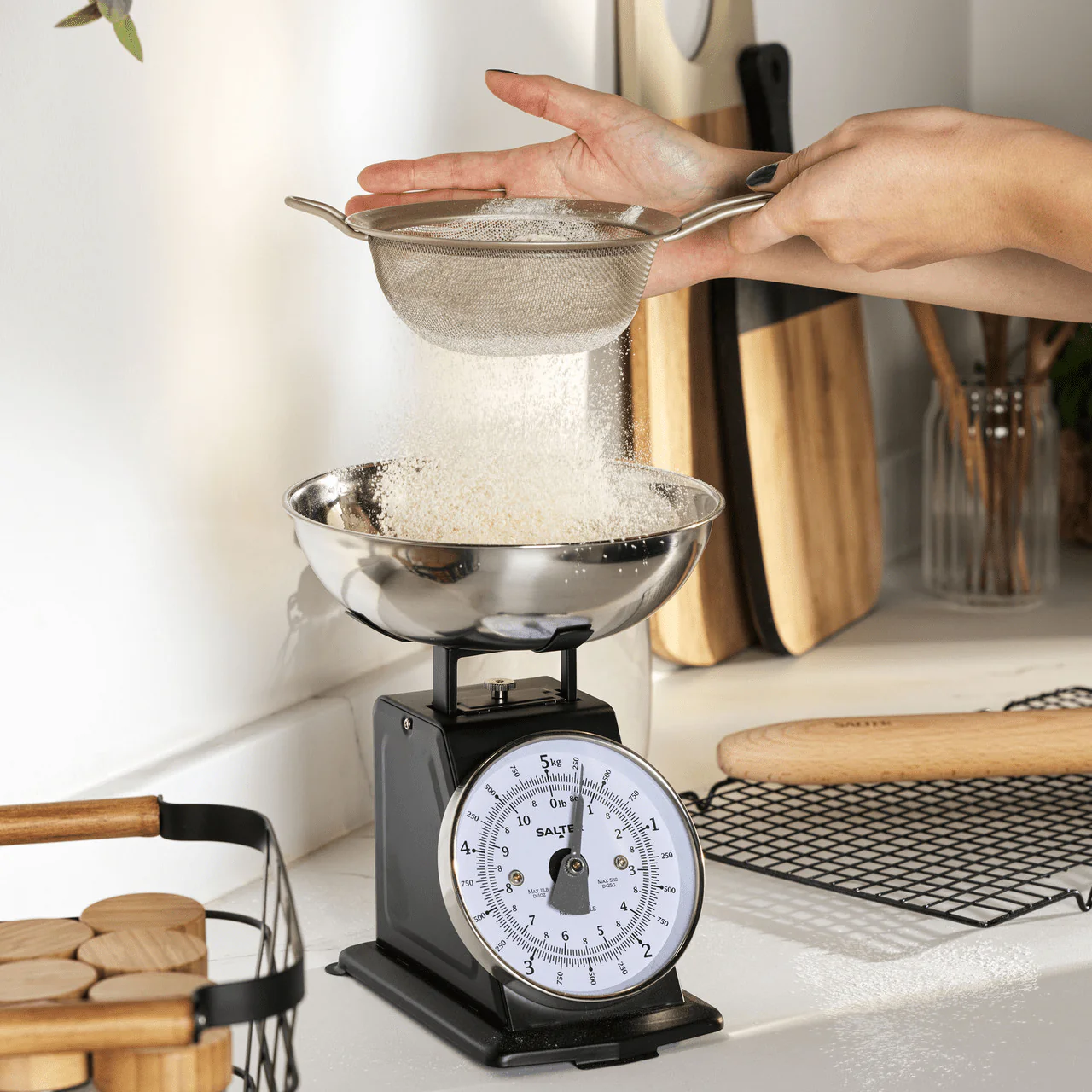 Salter Timeless Mechanical Kitchen Scale 5kg Capacity - Image 3