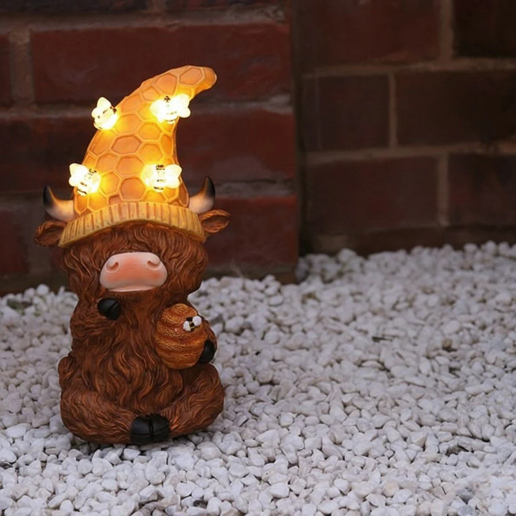 Solar Highland Cow Décor 25cm with Bee Hat